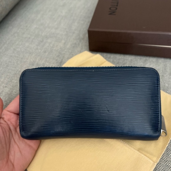 Authentic Louis Vuitton Epi Leather Zippy Wallet in Indigo - Picture 5 of 15